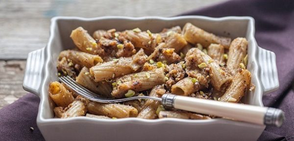 Recetas de pasta vegana Tortiglioni con uvas y pan rallado 