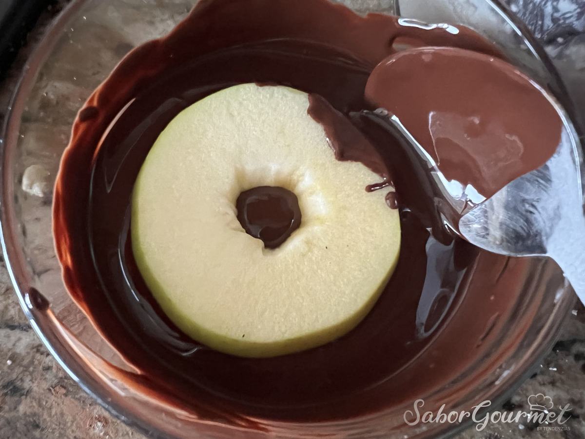 Baña las manzanas en chocolate