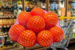 El motivo por el que el super vende las naranjas y mandarinas en mallas rojas