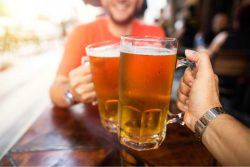 Revelan si se puede beber cerveza con el colesterol alto
