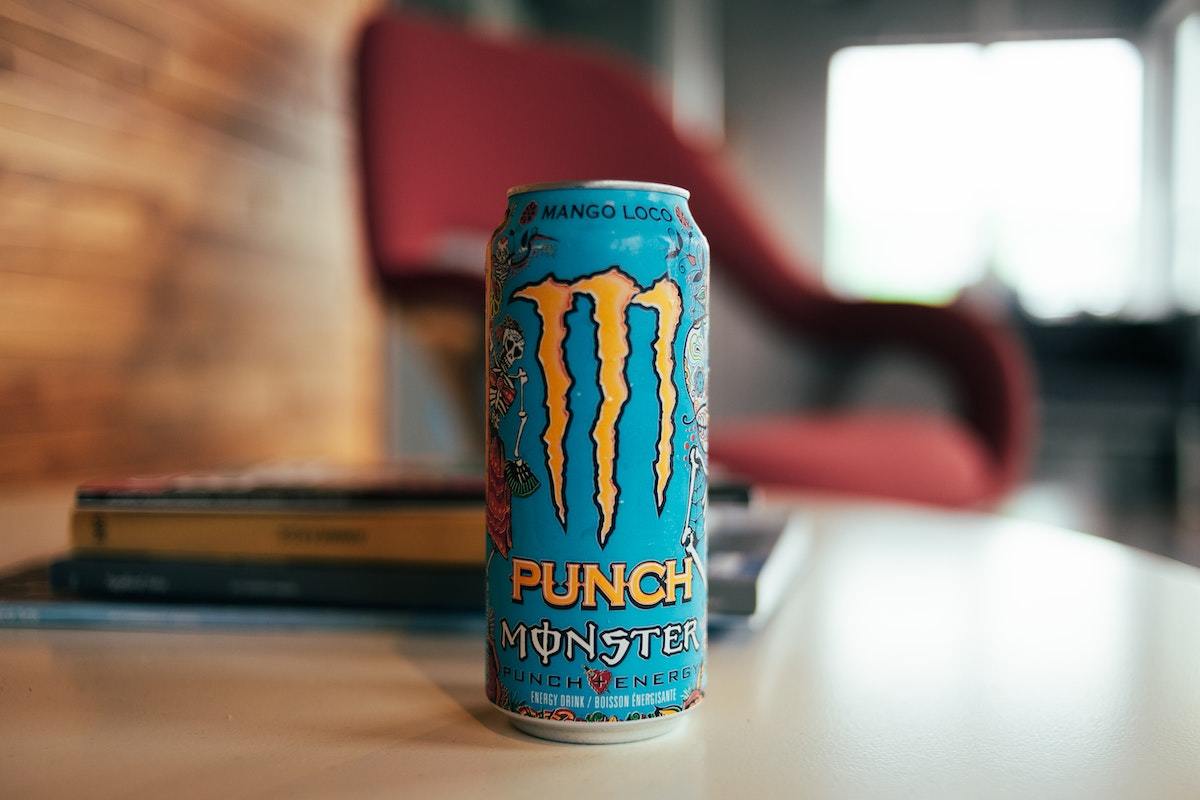 Advertencia de la OCU sobre una docena de bebidas energéticas - Portada - Monster