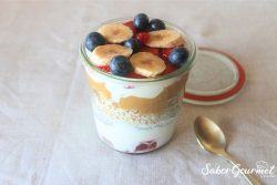 Desayuno para llevar al trabajo: Bote de yogur con frutas y avena