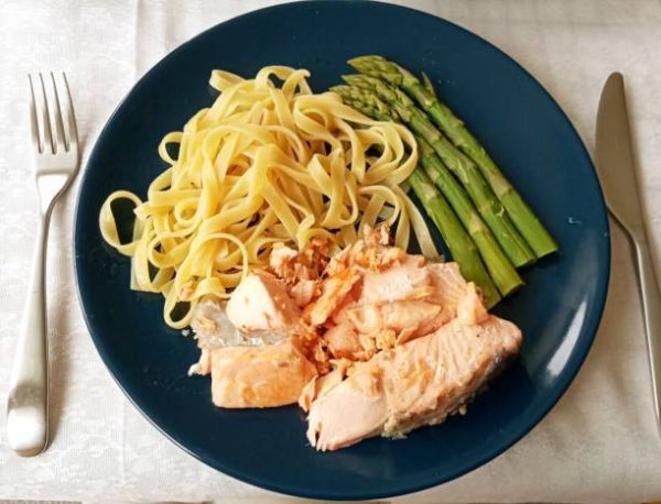 5 recetas fitness sin carne que te van a encantar pasta con salmon esparragos 
