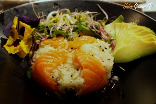 Ensalada de arroz thai con salmón, langostinos y aguacate