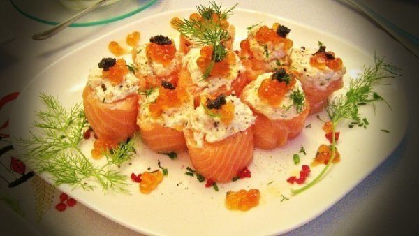 aperitivos-para-nochevieja-mini-rollitos-de-salmon-ahumado-rellenos
