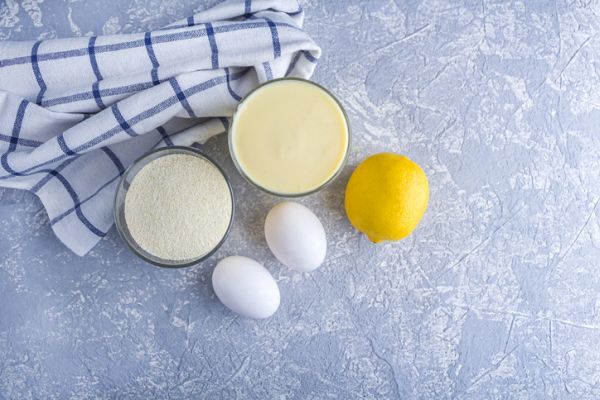 Huevos, limón e ingredientes para bizcocho