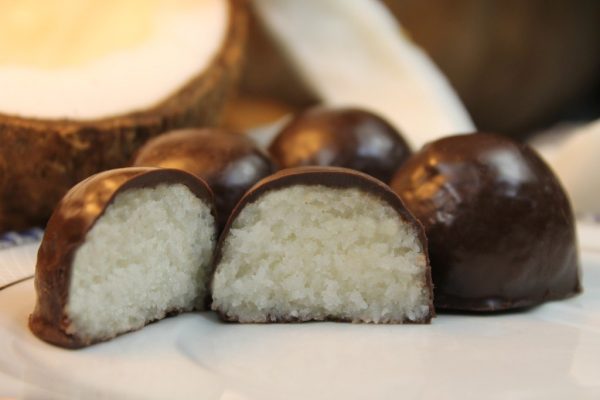 bolas-de-coco-navidad-bolas-de-coco-con-chocolate-interior