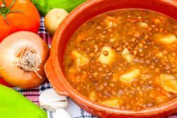 Como hacer lentejas tradicionales españolas con patata 