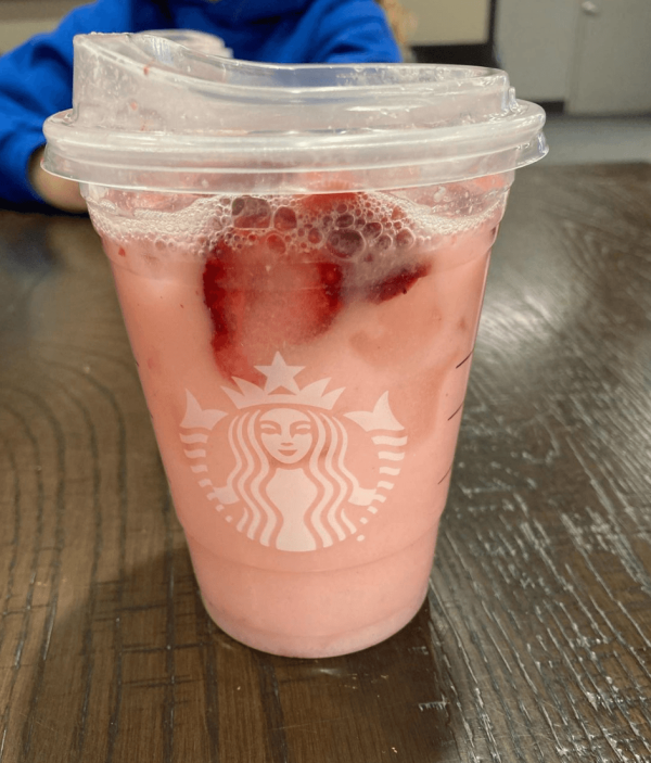 Cómo hacer un Pink Drink de Starbucks (bebida rosa) en casa | Receta fresas enteras