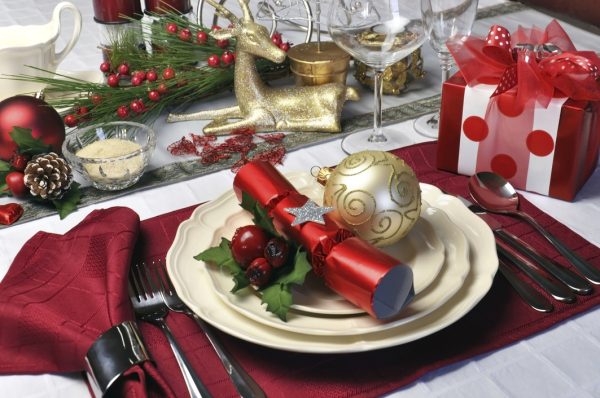 Red theme Christmas dinner table setting