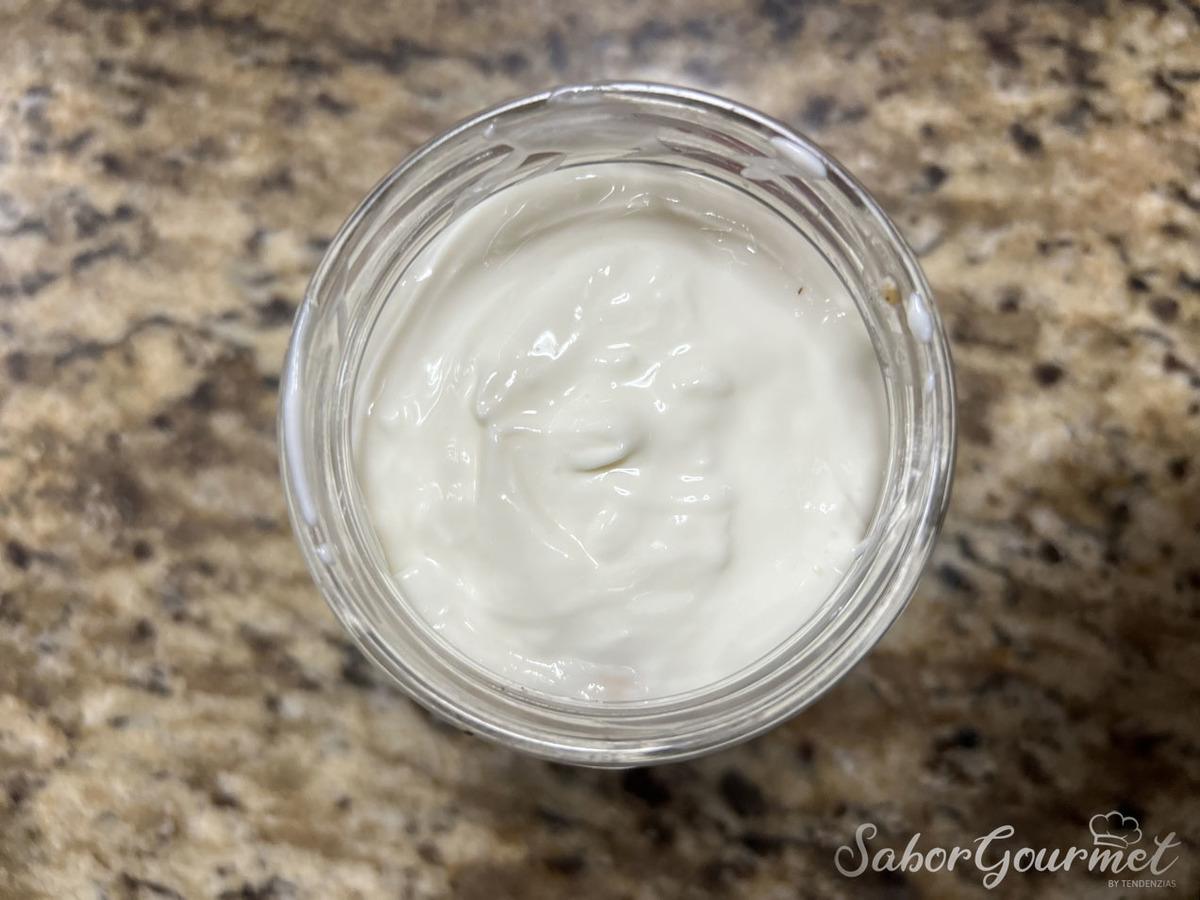 Añade el yogur - Desayuno rico que puedes preparar la noche de antes