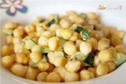 Garbanzos fritos con cebolla y calabacín