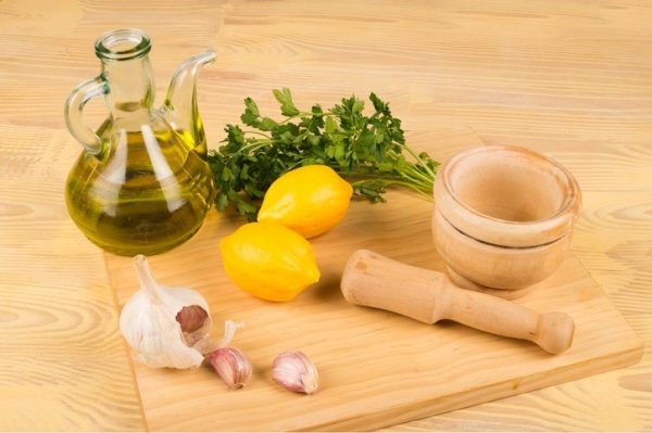 Ingredientes para hacer alioli casero ajo y aceite 