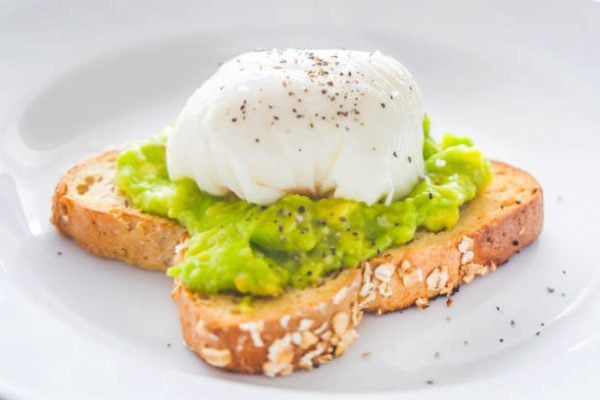 Las mejores recetas de desayunos fitness para perder grasa tostada huevo aguacate 