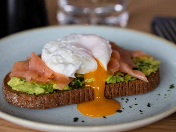 Las mejores recetas de desayunos fitness para perder grasa tostada huevo salmon aguacate 