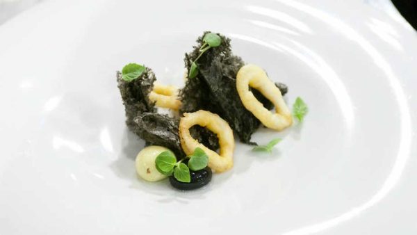 las-mejores-recetas-de-master-chef-PESCADOS-Y-MARISCOS-Bocadillo-de-calamares-con-pan-de-tinta