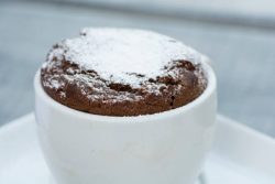 Mug cake navideño de chocolate para el desayuno, receta fácil en microondas