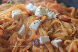 Pasta con salsa de tomate y queso de cabra