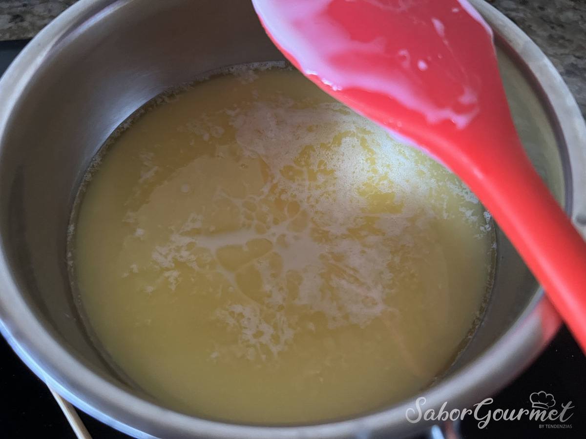 Mezcla de mantequilla y leche condensada para las trufas