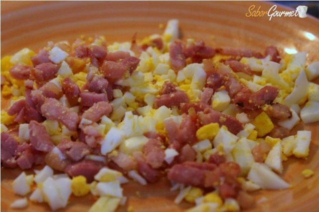 preparado bacon con huevo