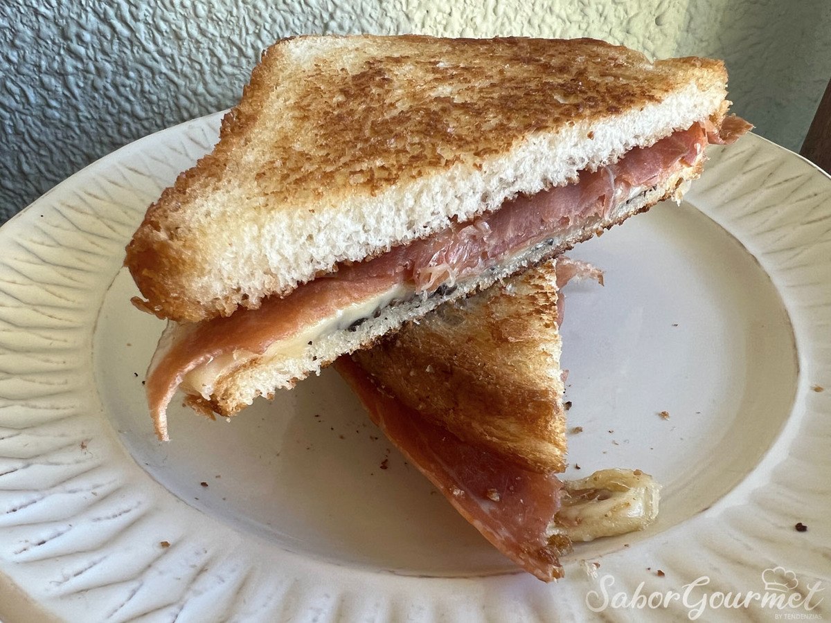 https://saborgourmet.com/wp-content/uploads/receta-sandwiches-variados-Sandwich-de-jamon-serrano-con-trufa.jpg
