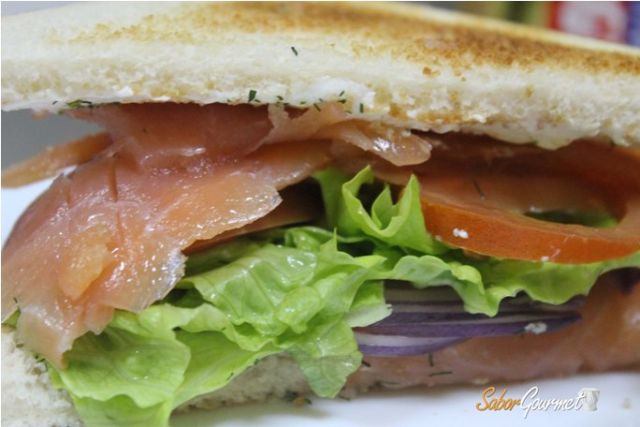 sandwich de salmon ahumado