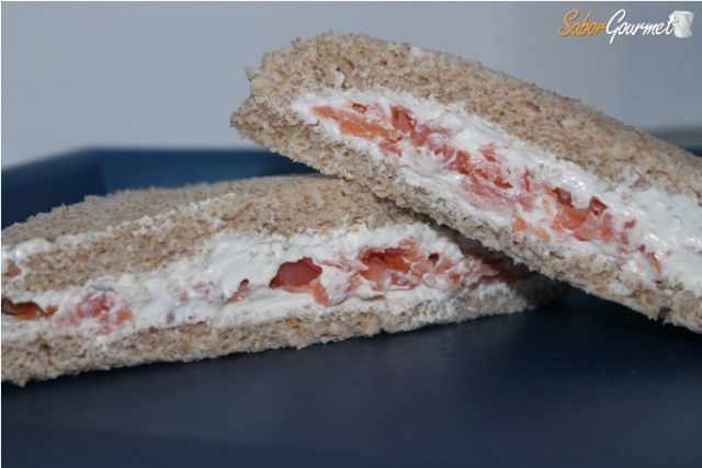 sandwich de salmón ahumado