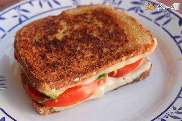 sandwich-queso-tomate-aguacate