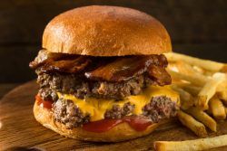Cómo se prepara en casa la hamburguesa Smash burger con queso de EEUU