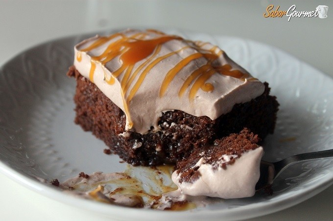 Tarta de brownie y caramelo - Poke cake - SaborGourmet.com